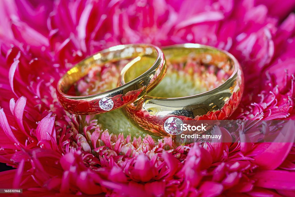 Anillos de boda en rojo caja en varias flores de colores - Foto de stock de Amor - Sentimiento libre de derechos