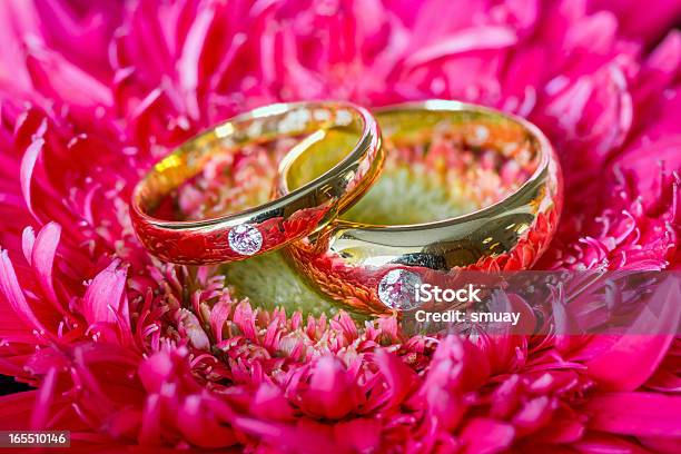 Alianças De Casamento Em Caixa Vermelha Em Várias Cores De Flores - Fotografias de stock e mais imagens de Amor