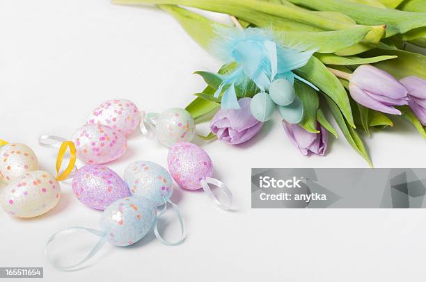 Uova Di Pasqua Con Tulipani - Fotografie stock e altre immagini di Bellezza - Bellezza, Bocciolo, Bouquet