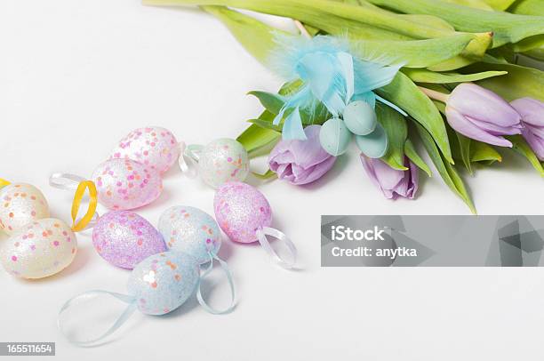 Foto de Ovos De Páscoa Com Tulipas e mais fotos de stock de Beleza - Beleza, Bouquet, Colorido