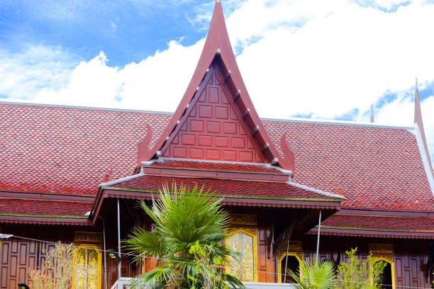 empena acima de portas coloridas antigas e portais de edifício tailandês histórico - true thailand classic - fotografias e filmes do acervo