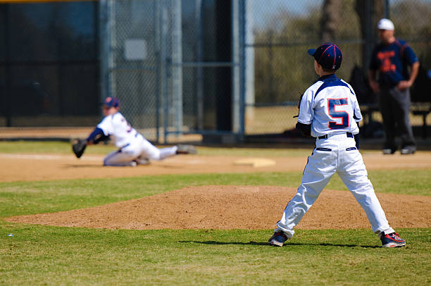 jovem atira arremesso após a primeira - baseball pitcher small sports league imagens e fotografias de stock