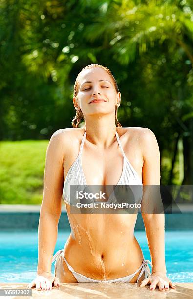 Foto de Na Piscina e mais fotos de stock de Adulto - Adulto, Alegria, Azul