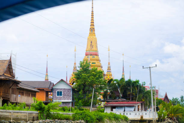templo wat chulamanee em amphawa - true thailand classic - fotografias e filmes do acervo