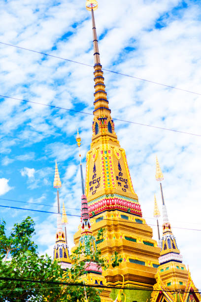 ver o pagode dourado do templo wat chulamanee em amphawa - true thailand classic - fotografias e filmes do acervo