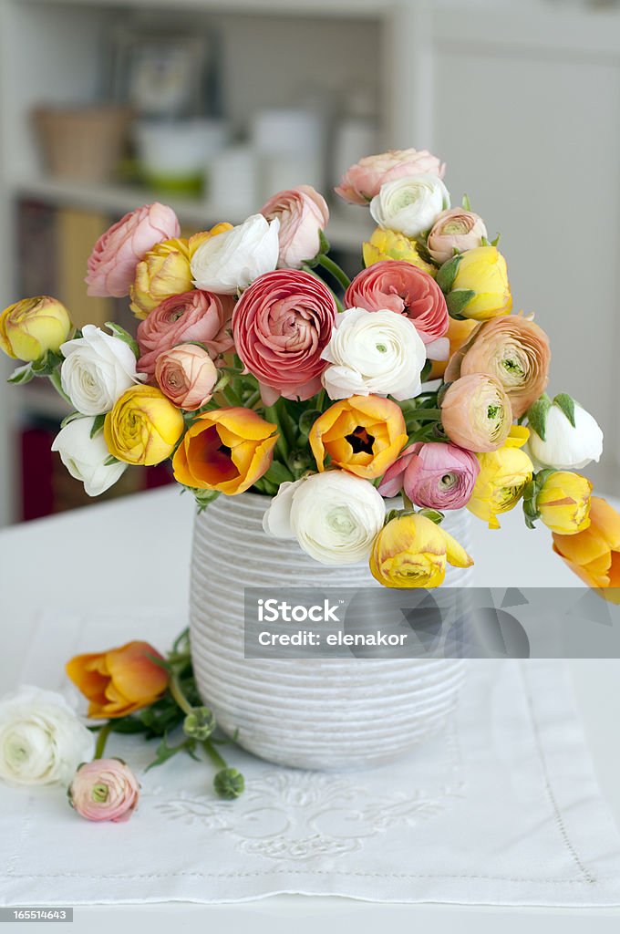 Naturaleza muerta con flores - Foto de stock de Aniversario libre de derechos