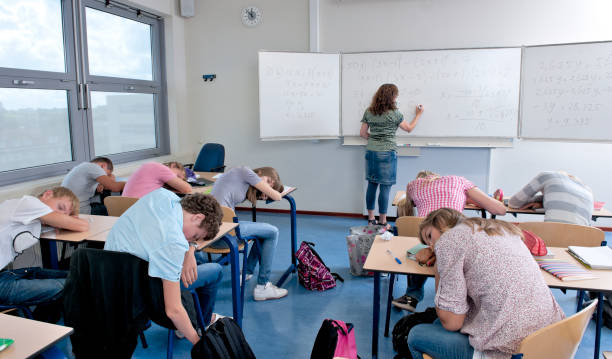 alunos do ensino médio de dormir em sala de aula - sleeping high school desk education - fotografias e filmes do acervo