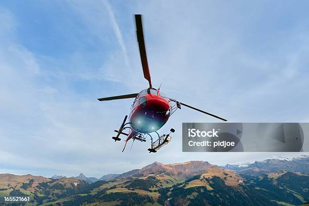 Red Rescue Hubschrauberlandeplatz Auf Die Berge Stockfoto und mehr Bilder von Hubschrauber - Hubschrauber, Rettung, Rettungshubschrauber
