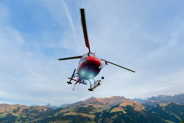 elicottero di soccorso rosso in montagna atterraggio - elicottero foto e immagini stock