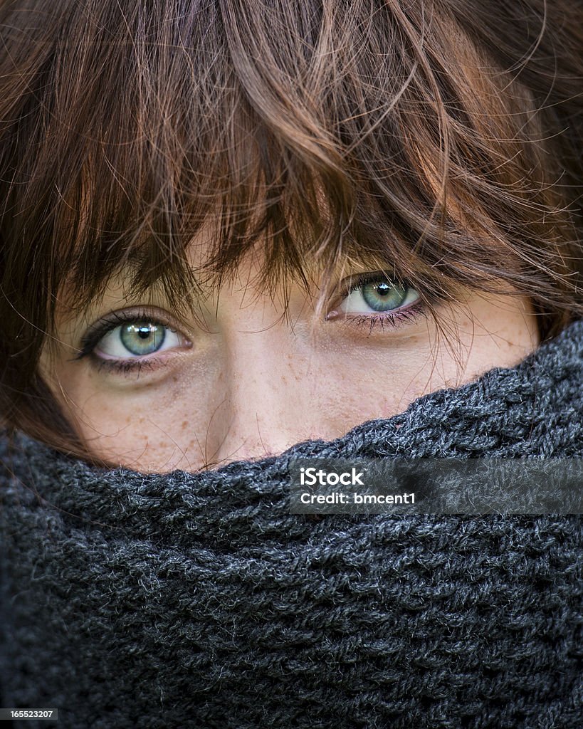 Rosso testa donna close-up con sciarpa sulla faccia - Foto stock royalty-free di Adulto