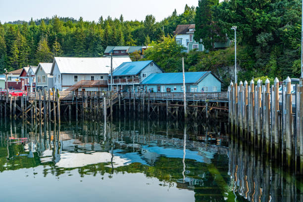 vue sur marina à ketchikan, alaska, états-unis - sport ketchikan alaska usa photos et images de collection