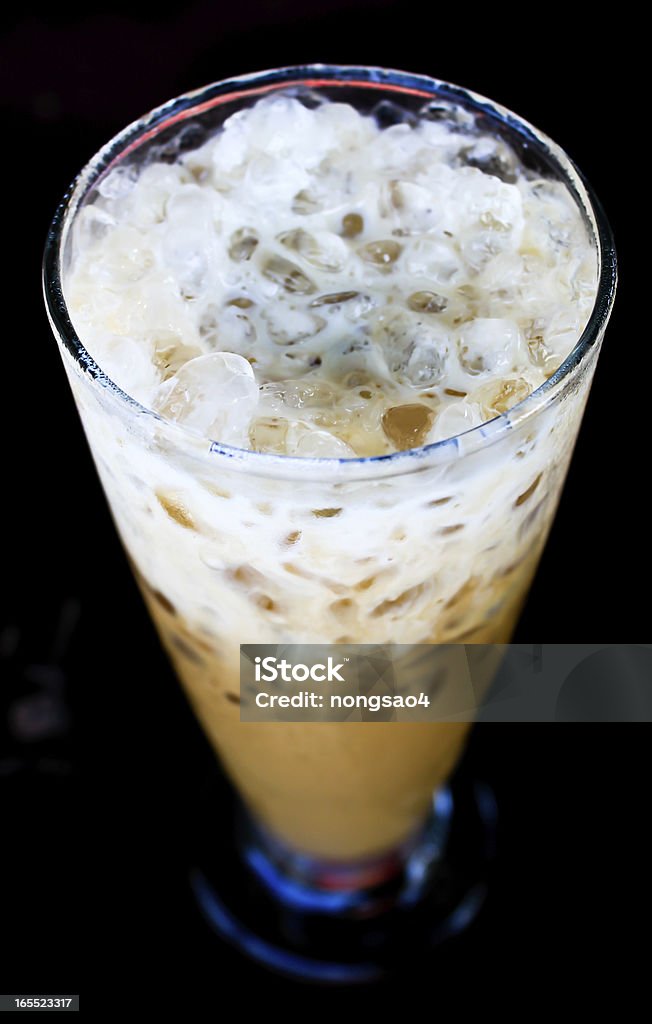 Ice кофе на черном фоне - Стоковые фото Бежевый роялти-фри