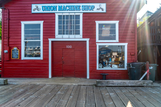 une façade de magasin, vue sur la marina à ketchikan, alaska, états-unis. - sport ketchikan alaska usa photos et images de collection