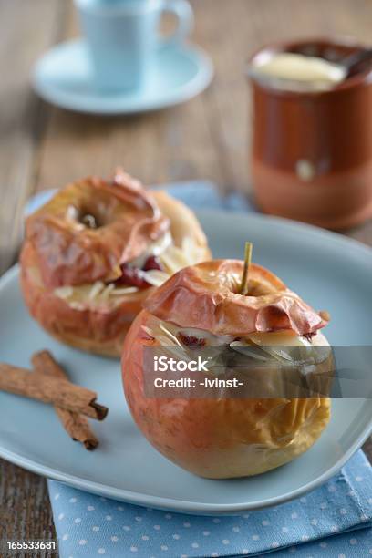 Pieczone Jabłka - zdjęcia stockowe i więcej obrazów Pieczone jabłko - Pieczone jabłko, Migdał, Słodki sos