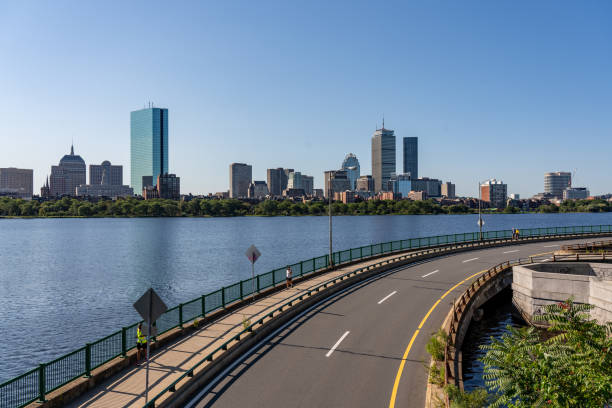 blick auf die skyline der innenstadt von boston am morgen von der longfellow bridge aus gesehen - boston skyline charles river blue stock-fotos und bilder