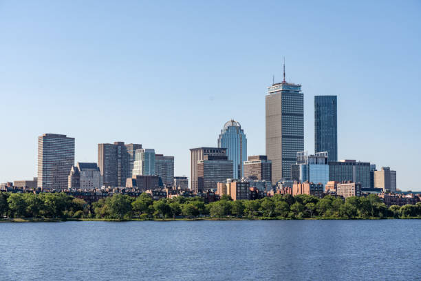 blick auf die skyline der innenstadt von boston am morgen von der longfellow bridge aus gesehen - boston skyline charles river blue stock-fotos und bilder