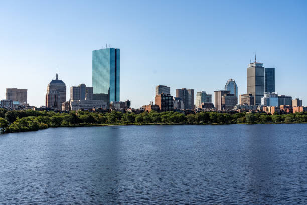 vista del horizonte del centro de boston por la mañana vista desde el puente longfellow - boston skyline charles river blue fotografías e imágenes de stock