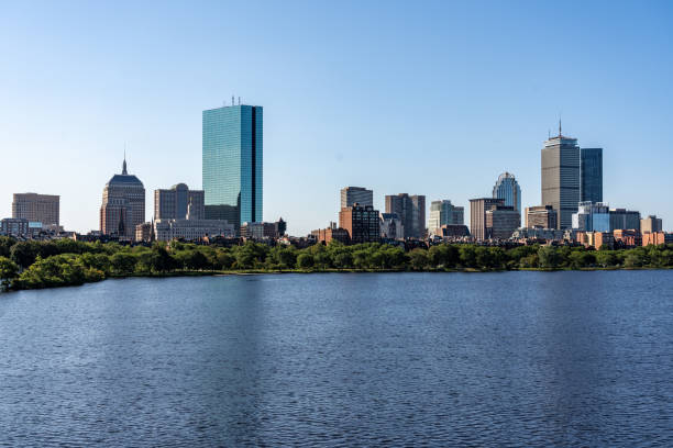 vue des toits du centre-ville de boston le matin vue depuis le pont longfellow - boston skyline charles river blue photos et images de collection