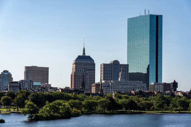 blick auf die skyline der innenstadt von boston am morgen von der longfellow bridge aus gesehen - boston skyline charles river blue stock-fotos und bilder