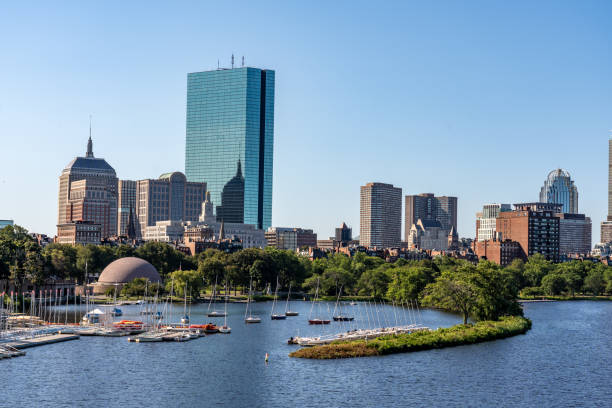 blick auf die skyline der innenstadt von boston am morgen von der longfellow bridge aus gesehen - boston skyline charles river blue stock-fotos und bilder