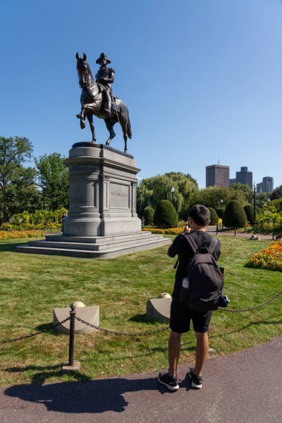 ボストンのパブリックガーデンにあるジョージワシントンの像 - george washington equestrian monument ストックフォトと画像
