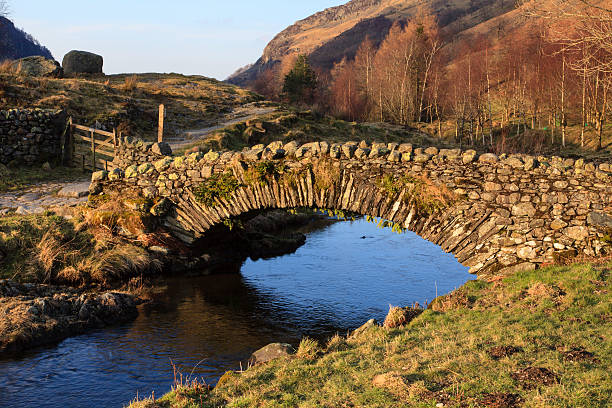 pietra ponte packhorse - watendlath foto e immagini stock