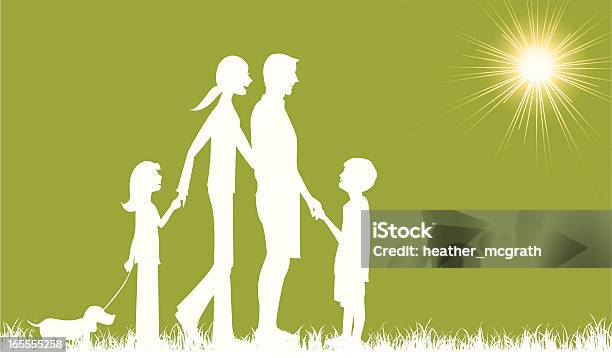 Счастливая Семья — стоковая векторная графика и другие изображения на тему День - День, Семья, Активный образ жизни