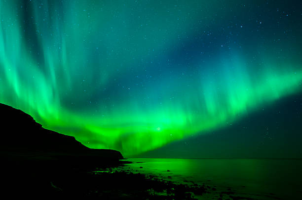 aurore boréale sur l'islande - iceland meteorology galaxy aurora borealis photos et images de collection