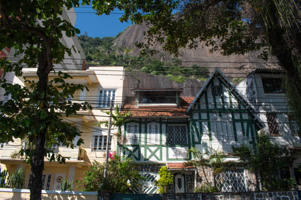 ブラジル、リオデジャネイロ:1920年代にさかのぼる裕福な住宅街、ウルカの通りと建築 - rio de janeiro guanabara bay residential structure urca ストックフォトと画像