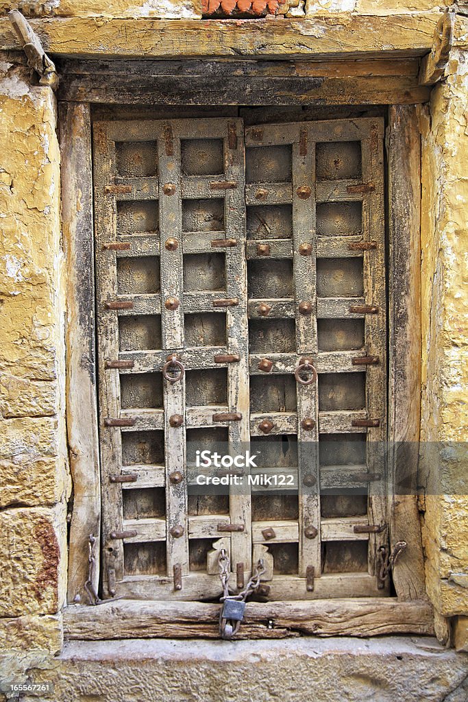 Stare drewniane drzwi zamknięte - Zbiór zdjęć royalty-free (Architektura)