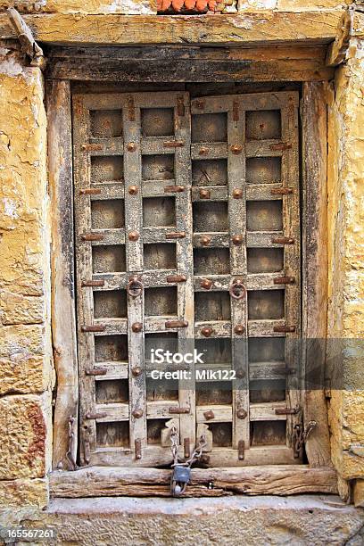 Stare Drewniane Drzwi Zamknięte - zdjęcia stockowe i więcej obrazów Architektura - Architektura, Bez ludzi, Brama