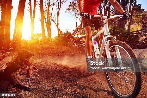Primer Plano De Un Hombre En Bicicleta De Montaña De Equitación Trail Foto de stock y más banco de imágenes de Ciclismo de montaña
