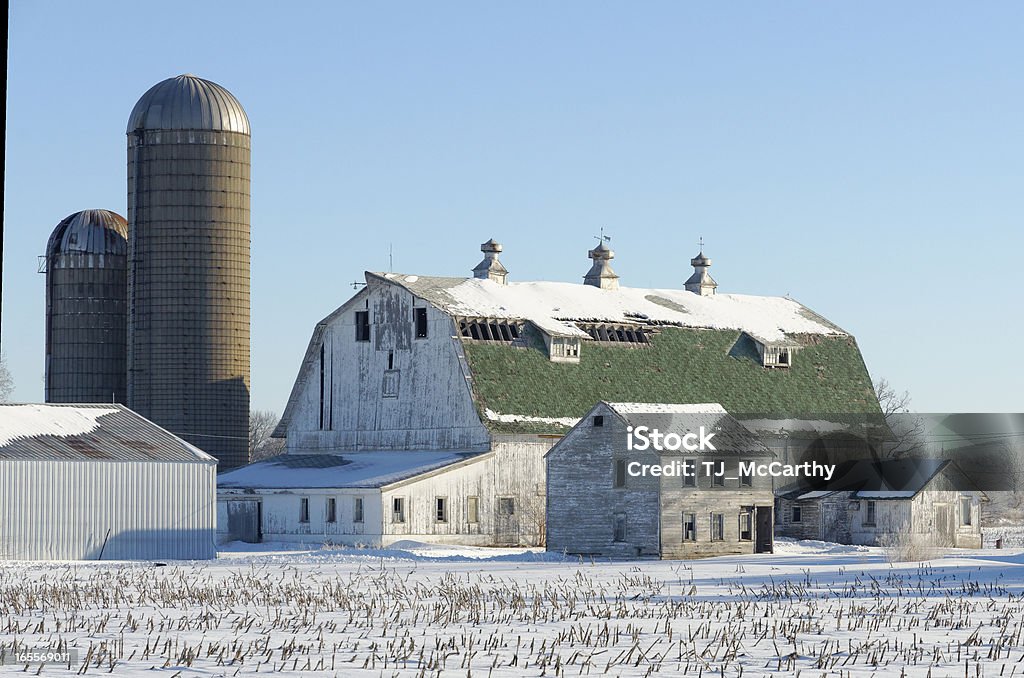 Зеленый Top Barn и два Silos - Стоковые фото Амбар роялти-фри