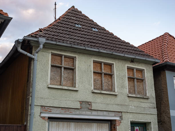 istock Abandoned Building with Boarded up Windows 1655694917