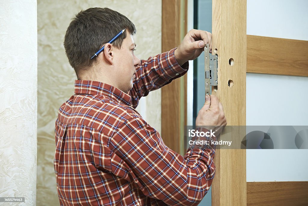 carpenter na porta de instalação - Foto de stock de Porta royalty-free