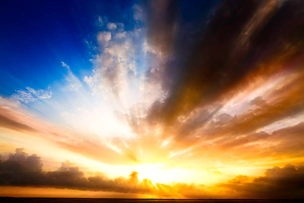 promienie mistycznych święta - sunrise cloud cloudscape sun zdjęcia i obrazy z banku zdjęć