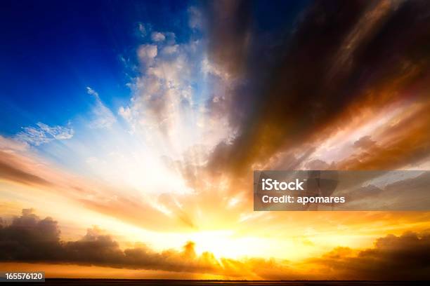 Mystical Sagrada Raias - Fotografias de stock e mais imagens de Deus - Deus, Nascer do sol, Nuvem - Céu