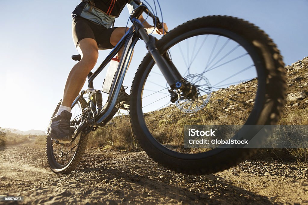 Man riding mountain bike en un día soleado - Foto de stock de Lodo libre de derechos