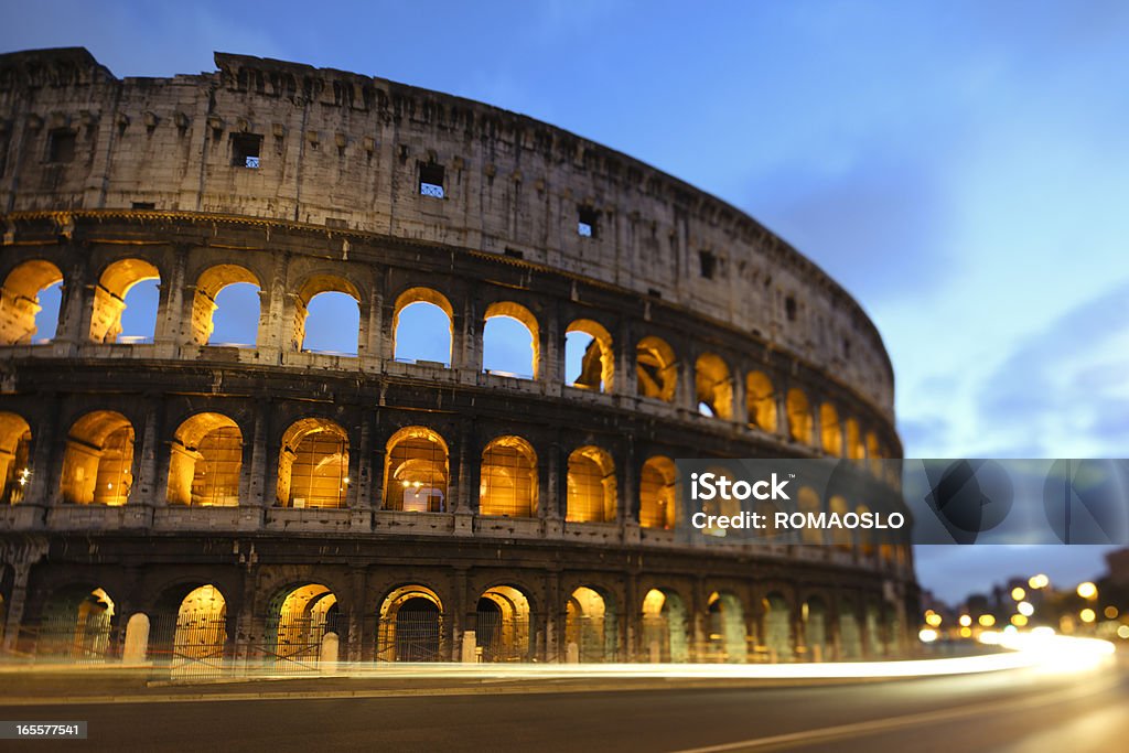 Coliseu à noite com o tráfego, Roma, Itália - Foto de stock de Anfiteatro royalty-free