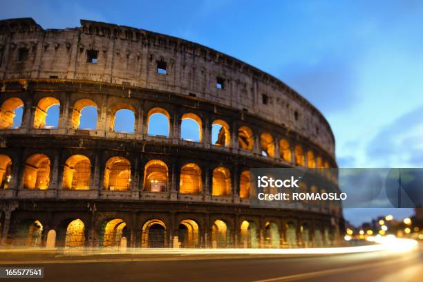 Foto de Coliseu À Noite Com O Tráfego Roma Itália e mais fotos de stock de Anfiteatro - Anfiteatro, Arcaico, Arco - Característica arquitetônica