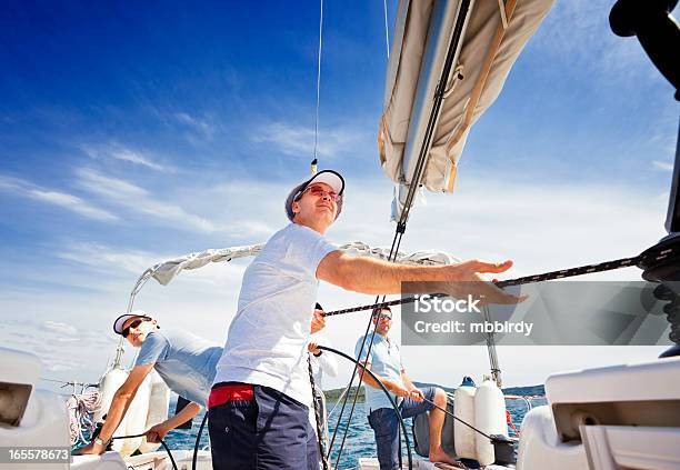 Vela Equipa Em Veleiro - Fotografias de stock e mais imagens de Amizade - Amizade, Cultura Mediterrânica, Iate