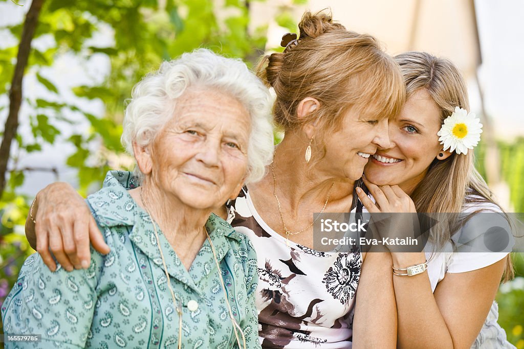 Trois génération-portrait d'une joyeuse famille - Photo de Famille multi-générations libre de droits