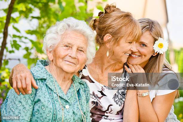 Photo libre de droit de Trois Générationportrait Dune Joyeuse Famille banque d'images et plus d'images libres de droit de Famille multi-générations - Famille multi-générations, Femmes, Seulement des femmes