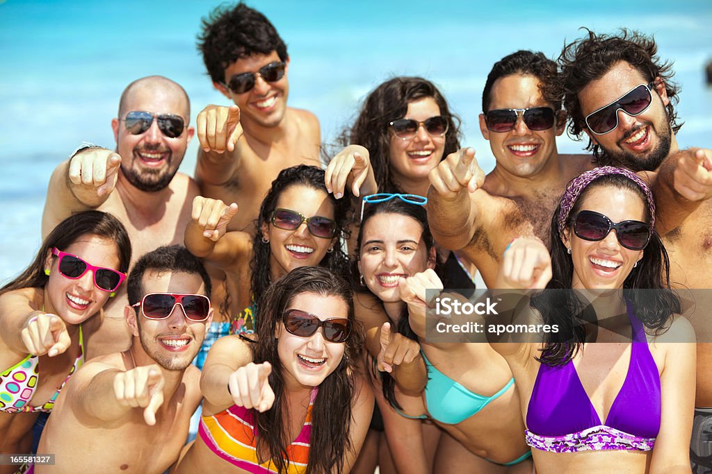 Grupo de jovem positivo pessoas a apontar para a câmara - Royalty-free Adolescente Foto de stock