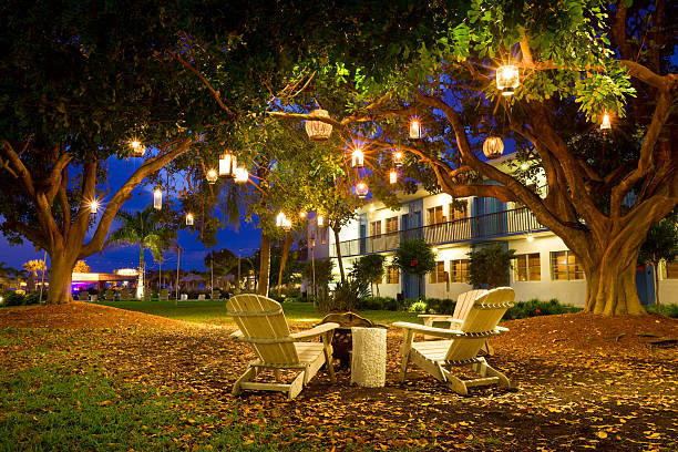 letnisko garden lampionów i krzesła - formal garden ornamental garden lighting equipment night zdjęcia i obrazy z banku zdjęć