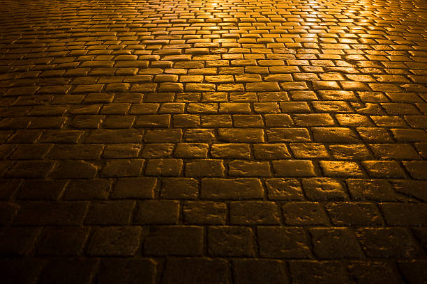 brukowane drogi - brick yellow road footpath zdjęcia i obrazy z banku zdjęć