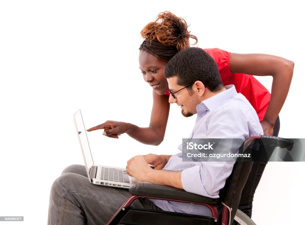 Mujer y hombre africano para personas con discapacidades - Foto de stock de Silla de ruedas libre de derechos