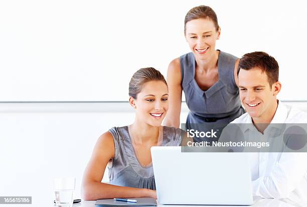 Unternehmen Arbeitnehmer Mit Laptop Stockfoto und mehr Bilder von Arbeiten - Arbeiten, Generaldirektor - Oberes Management, Laptop