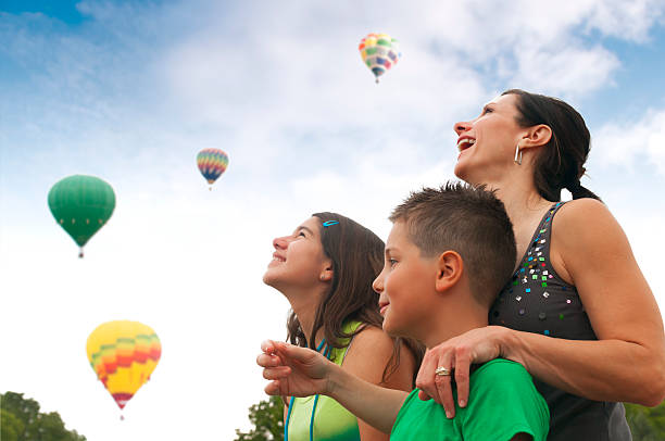 家族、熱気球 - balloon child people color image ストックフォトと画像