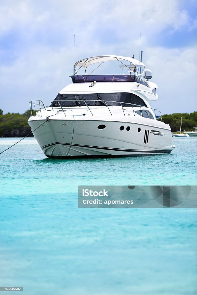 Роскошные яхты, стоящие на якоре в тропической Бирюзовый остров пляж. - Стоковые фото Яхта роялти-фри